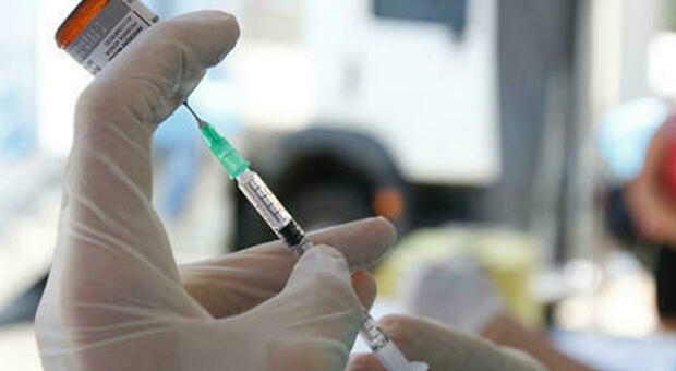Aifa, reazioni avverse al vaccino anti Covid: ecco i dati ufficiali