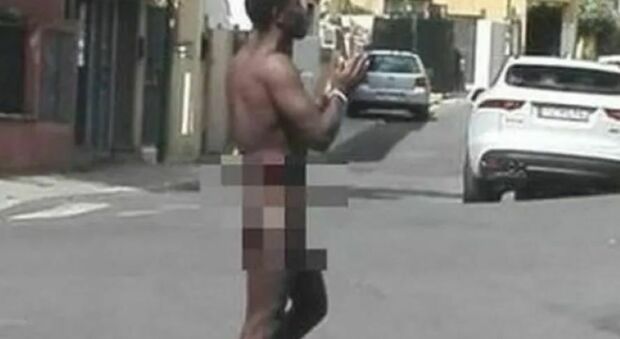 Un uomo nudo per le vie del centro: «Entrava e usciva dai negozi». Bloccato dai vigili