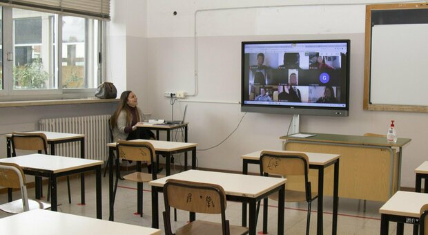 Scuola, i docenti in quarantena dovranno assicurare le lezioni online