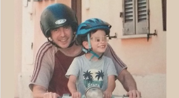 Mattia morto a 8 anni nell'alluvione, il saluto del papà: «Torneremo a girar in Vespa e tirar baci»