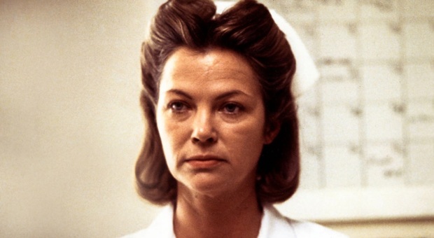 Louise Fletcher, morta a 88 anni la crudele infermiera Ratched del film "Qualcuno volò sul nido del cuculo"