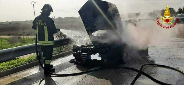 Giallo in strada: l'auto prende fuoco ma il conducente non si trova. Ha abbandonato tutti per andare in aeroporto