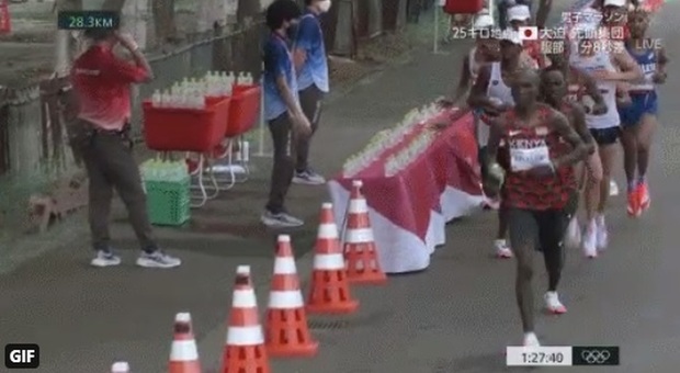 Tokyo 2020, il maratoneta francese Amdouni butta a terra di proposito le bottigliette d'acqua degli avversari VIDEO