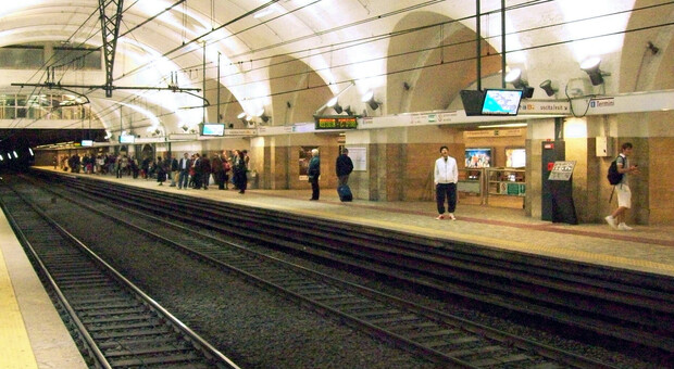 Roma, lezione di borseggio alla ragazzina apprendista ladra: tre arresti a bordo della metro