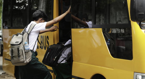 Scuolabus e mensa a pagamento per i figli di immigrati: l'ordinanza del sindaco scatena la bufera
