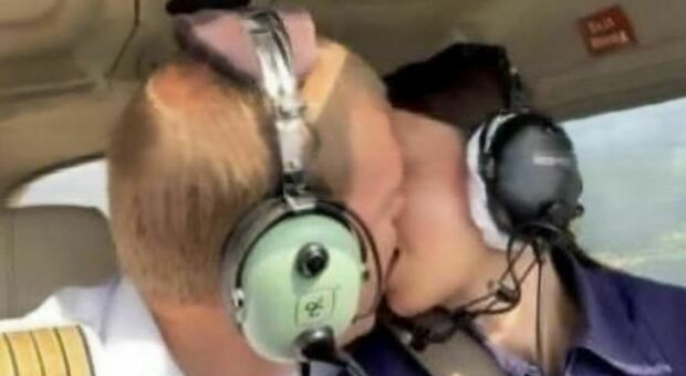 Sesso con l'allieva nella cabina di pilotaggio, pilota russo (sposato) licenziato per video hard