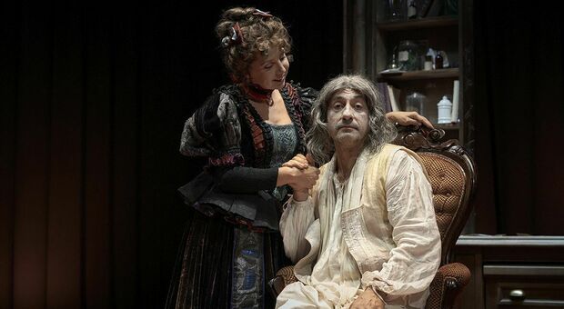 Milano, al Manzoni Emilio Solfrizzi è il "Malato immaginario" di Molière: «Ossessionato dalla malattia, come a noi»