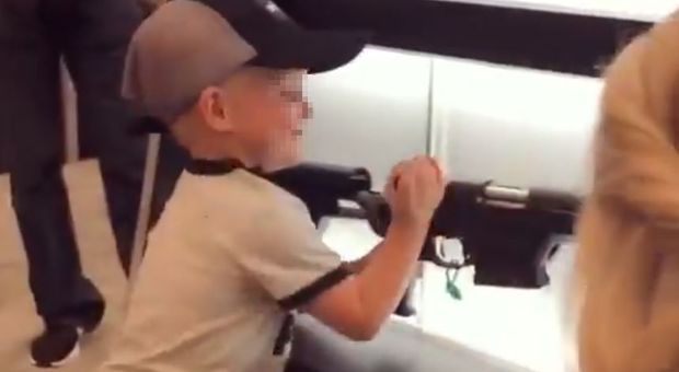 Usa choc, il bimbo di quattro anni mostra come si usa un fucile: «Bravissimi i genitori!»