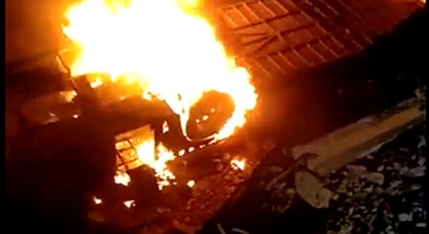 Pullman precipita in un burrone e prende fuoco: 39 passeggeri morti bruciati vivi, difficile identificare le salme