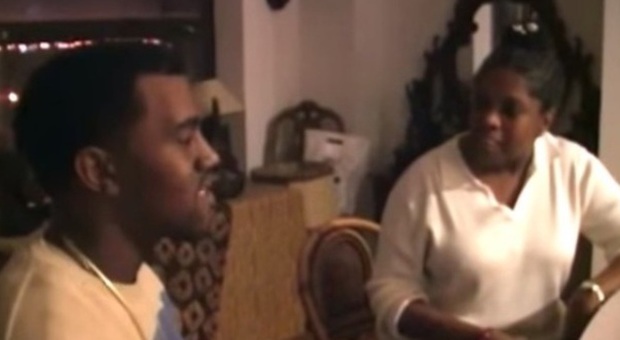 Kanye West e la madre cantano "Hey mama". Lei muore poco dopo. Il video amatoriale
