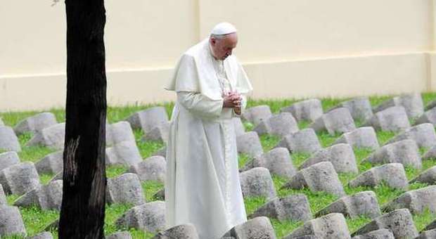 Il Papa in Friuli per i 100 anni dalla Grande Guerra: "Combattere è una follia". La messa nel sacrario