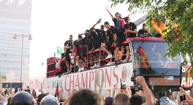 Il Milan sfila per le strade di Milano. E sul bus scoperto spunta lo striscione: «La Coppa Italia mettila nel...»