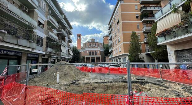 Roma, un enorme cratere in mezzo alla strada. La protesta dei cittadini: «Ostaggi della banda del buco»