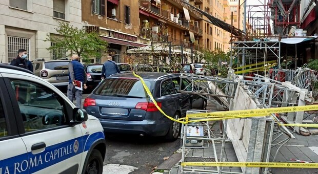 Roma, operaio 67enne precipita da un'impalcatura su auto in sosta: ricoverato in codice rosso
