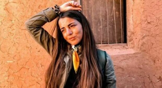 Alessia Piperno è in carcere a Teheran. Gli ultimi post: «La gente ha paura». Gli amici chiedono silenzio e rispetto