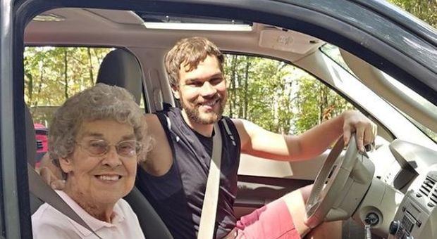 Il nipote vuole cambiare vita, convince la nonna di 89 anni a viaggiare insieme alla scoperta dei parchi