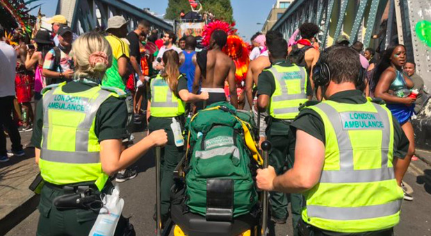 Accoltellato al Carnevale di Notting Hill: ragazzo di 21 anni ucciso in mezzo alla folla. La polizia di Londra cerca testimoni