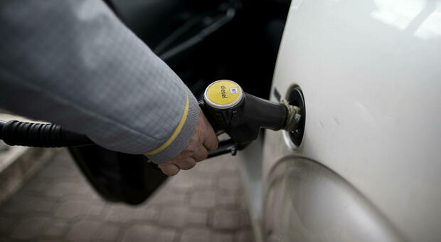 Benzina, in arrivo il taglio del prezzo: ecco quanto si risparmierà per il pieno
