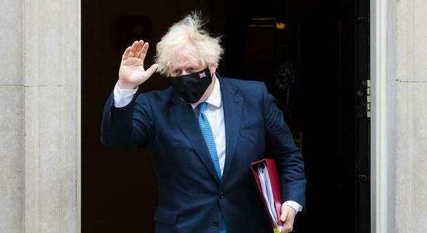 Boris Johnson costretto al dietrofront dalle polemiche: farà la quarantena dopo il contatto con positivo