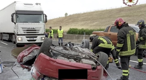 Incidente sull'A1, auto contro camion: morti marito e moglie. Disagi in direzione Napoli