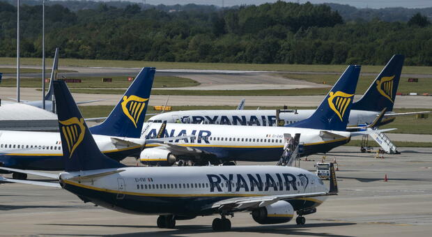 La navetta non passa a prenderli e il volo Ryanair li "dimentica" all'aeroporto