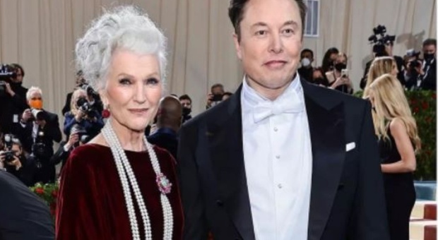 Elon Musk, la madre 74enne Maye posa come modella in costume da bagno: le foto