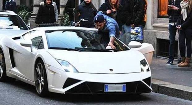 Icardi parcheggia la Lamborghini sul posto disabili: bomber dell'Inter multato in via Montenapoleone