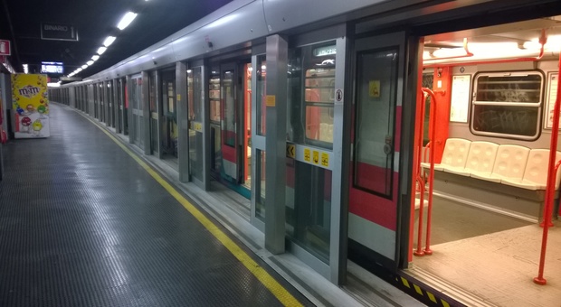 Milano, fumo in metropolitana: paura per i passeggeri della linea rossa