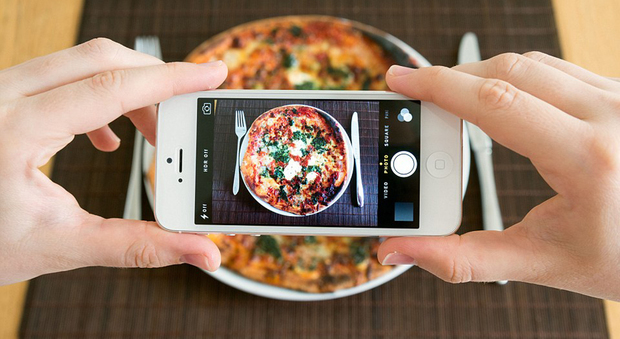 "Food Selfie Mania": un italiano su tre fotografa il cibo prima di mangiarlo