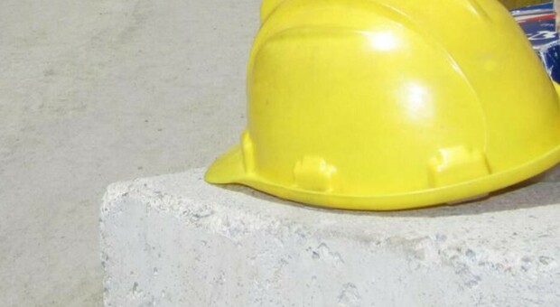 Cede il manto stradale, operaio muore a 40 anni: sepolto in uno scavo profondo tre metri