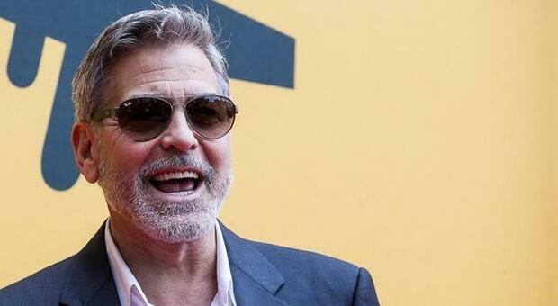 Clooney: «Ho regalato 14 milioni di dollari ai miei amici. Gli addetti alla sicurezza della banca si stavano cag**do addosso»