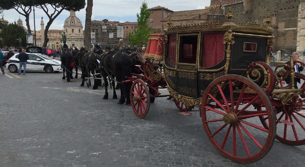 Sposi russi in carrozza al Colosseo ma arrivano i vigili e multano tutti: avevano speso 20mila euro