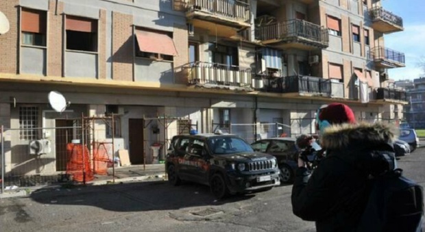 Ostia, uomo ucciso con cinque colpi di pistola sotto casa: Fabrizio Vallo aveva 48 anni