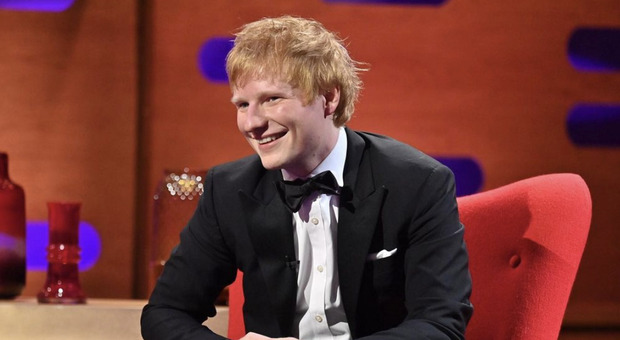 Ed Sheeran, la pop star positiva al covid: «Mi esibirò da casa»