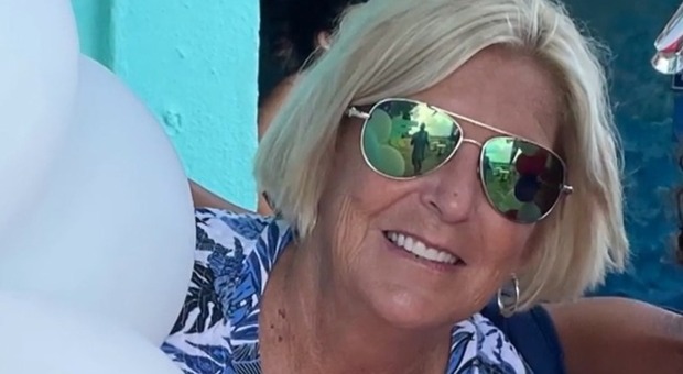Donna trafitta da un ombrellone in spiaggia muore a 63 anni: choc in South Carolina
