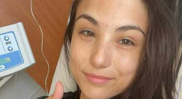 Giorgia Soleri, la fidanzata di Damiano dei Maneskin rassicura i fan dopo l'operazione: «Ciao amici, sto bene»
