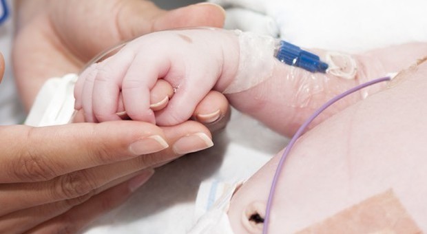 Morti 6 neonati, interrotto studio che consentiva di continuare la gravidanza oltre le 40 settimane