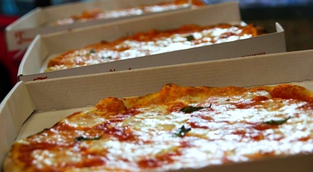 Nigeria, scoppia il pizza-gate. «Viene ordinata al cellulare a Londra e consegnata in aereo»