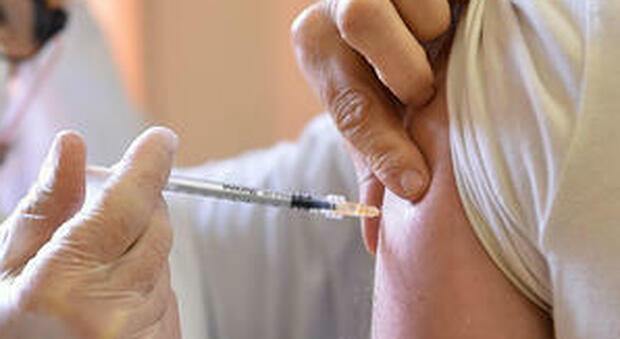 Vaccino, soluzione fisiologica al posto della dose Pfizer a sei pazienti