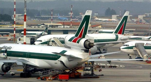 Alitalia cancella 200 voli e British Airways ancora in tilt: "Non venite in aeroporto"
