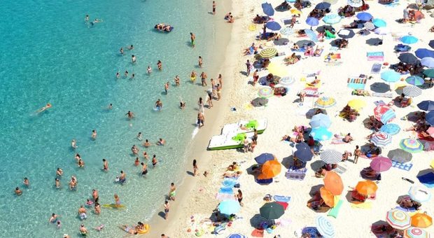 Coronavirus, il monito dell'Ue: «Non fate piani per le vacanze estive»