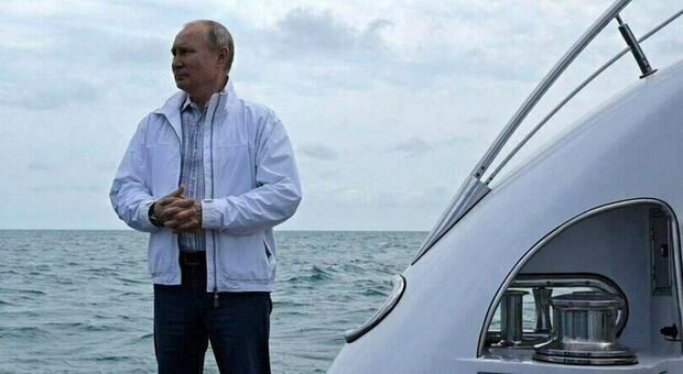 Putin prova a salvare il suo maxiyacht da 120 milioni: «In viaggio verso la Russia scortato da navi militari»
