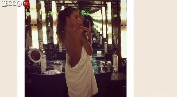 Belen, ancora un selfie hot su Instagram: schiena nuda e asciugamano in bilico