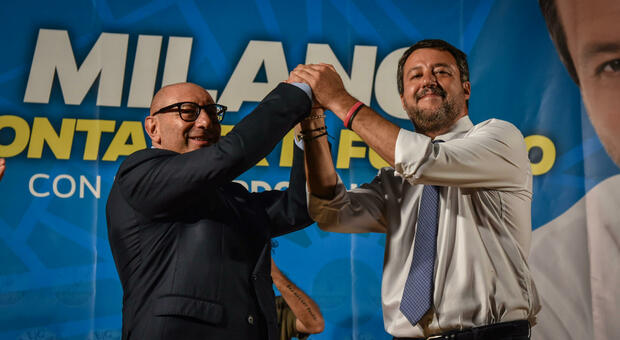 Caos centrodestra a Milano: la Meloni arriva tardi, Salvini se ne va. «Il volo era in ritardo»