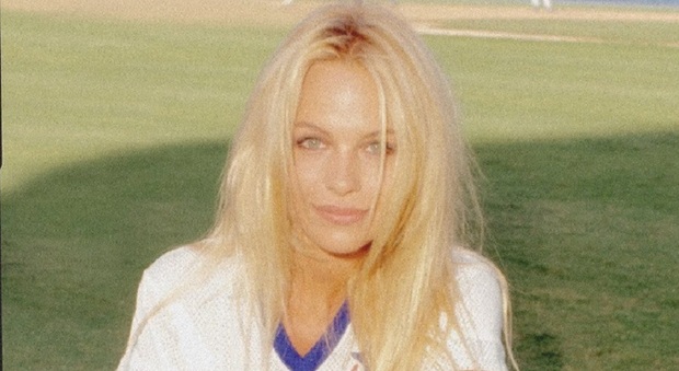 Pamela Anderson confessa: «Jack Nicholson e quel rapporto a tre. Mi ha detto “grazie cara"»