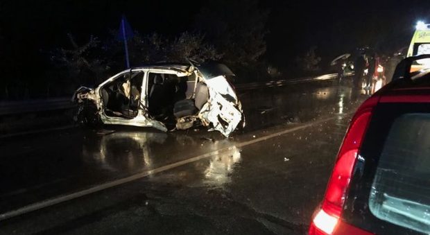 Pioggia killer, auto contro tir: morti marito e moglie, feriti i due figli