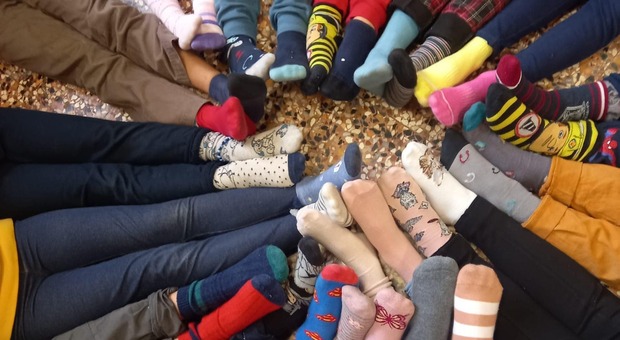 Oggi è la Giornata dei calzini spaiati: una festa per celebrare la diversità e il rispetto reciproco