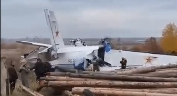 Russia, aereo con a bordo paracadutisti si schianta a terra: almeno 16 i morti