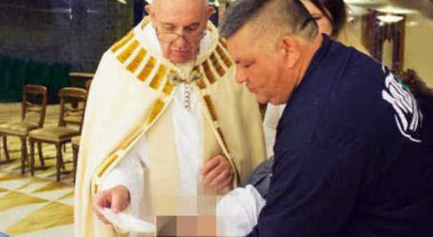 Papa Francesco battezza il figlio del suo amico "cartoneros"