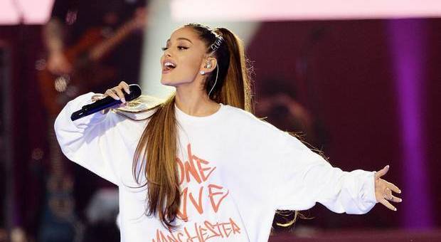 Ariana Grande, un anno dopo l'attentato di Manchester messaggio toccante per le vittime: «Vi amo»